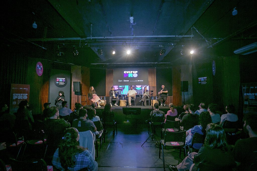 Foto de palestra em auditório no Complexo Cultural Oswald de Andrade.