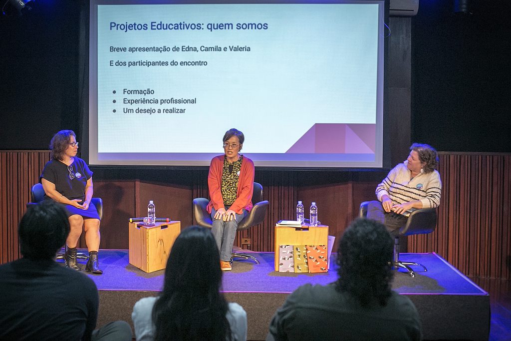 Foto de três palestrantes em atividade formativa em auditório do Complexo Cultural Oswald de Andrade.