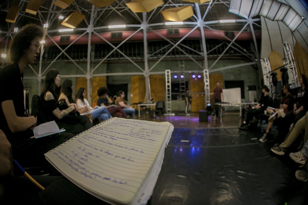 Foto de turma de curso Introdução à Iluminação Cênica em aula prática em espaço cênico no Estado de São Paulo.