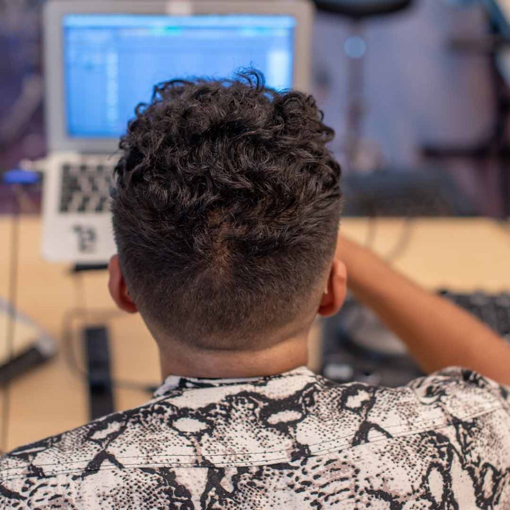 Batidas Urbanas – Formação em DJ