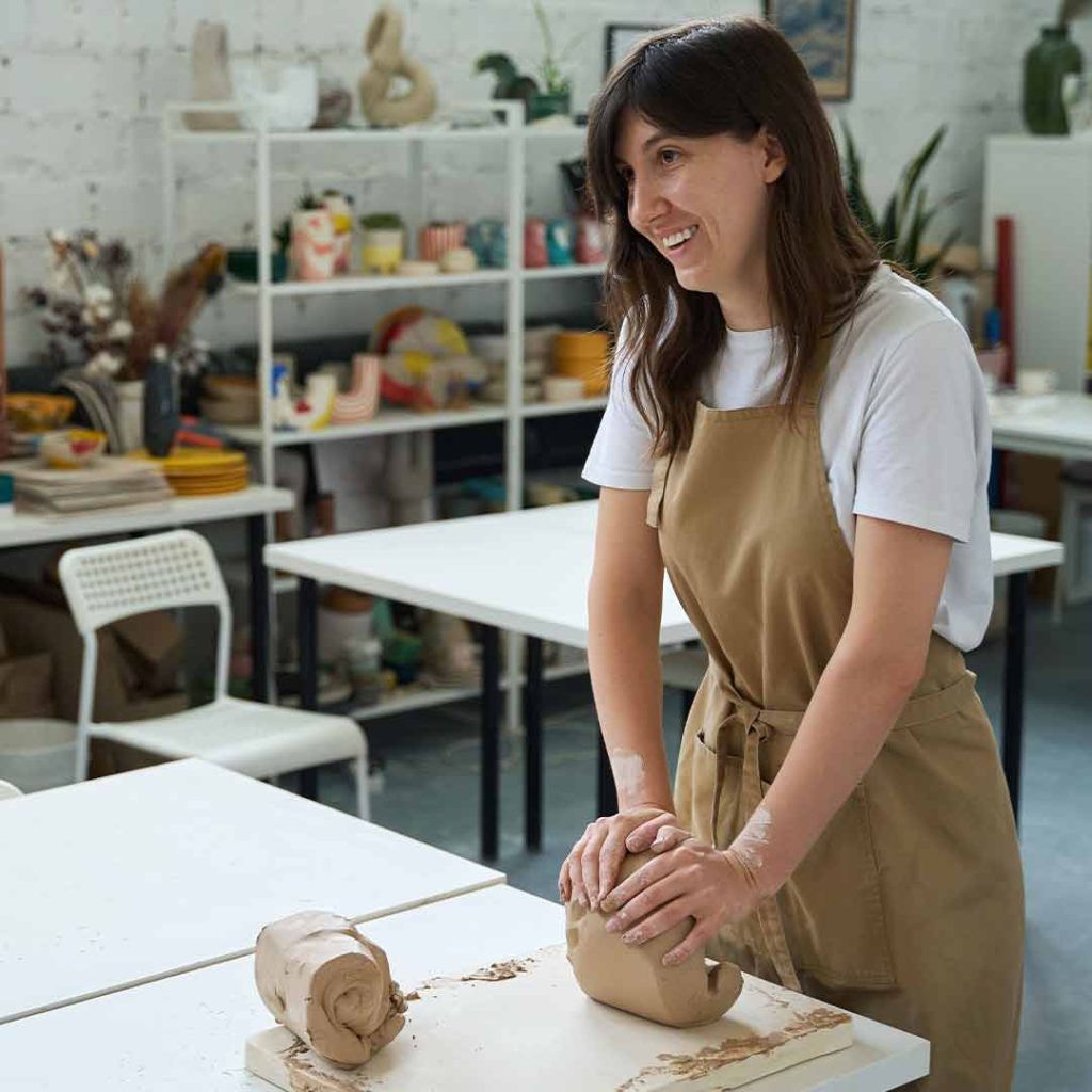 Ateliê de cerâmica: modelagem manual