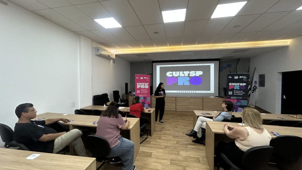 Foto de grupo de pessoas assistindo palestra do GIRO PRO, em Itapeva.
