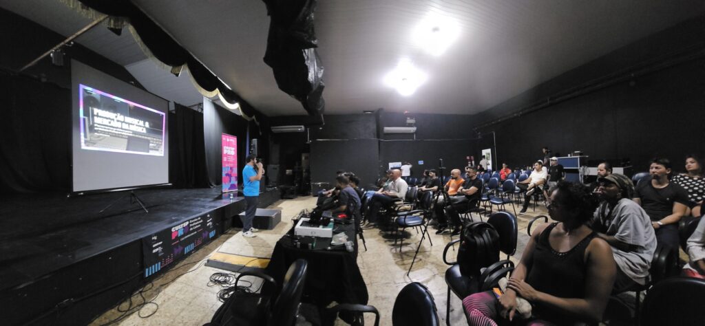 Grupo de pessoas assistindo palestra do GIRO PRO, em Franco da Rocha.