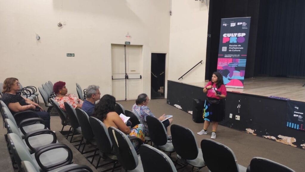 Foto de grupo de pessoas assistindo palestra do GIRO PRO em auditório em Bilac (SP).