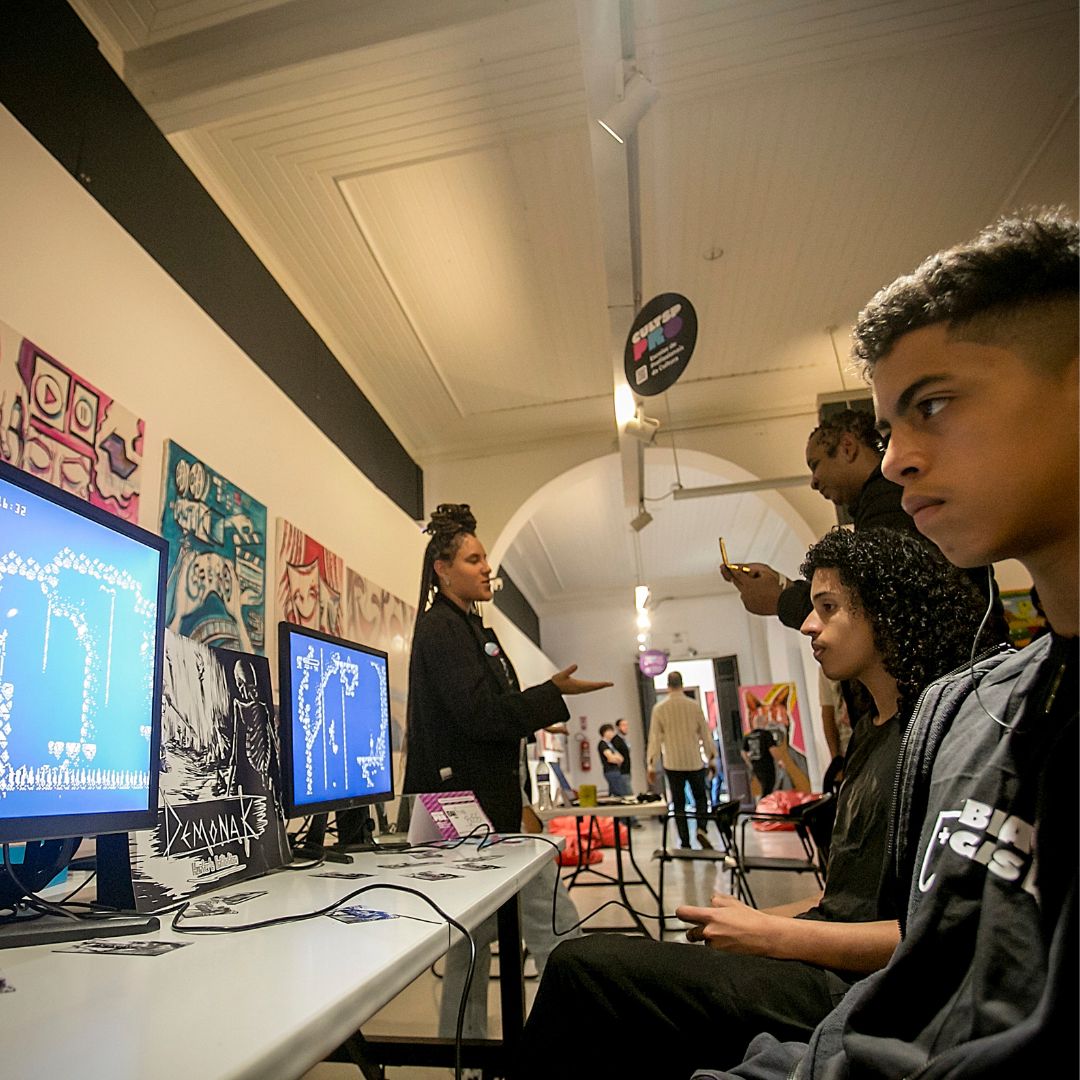 Foto de jovem na frente de tela de computador na galera do Complexo Cultural Oswald de Andrade.