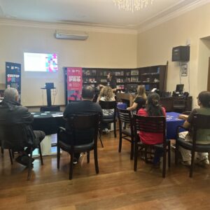 Foto de grupo de pessoas assistindo palestra do GIRO PRO em prédio histórico.