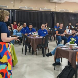 Foto de grupo de pessoas assistindo palestras de Paula Venâncio em um salão em Mira Estrela.