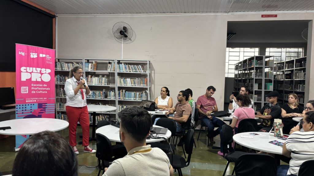 Foto de grupo de pessoas assistindo palestra em sala na cidade de Pompeia.