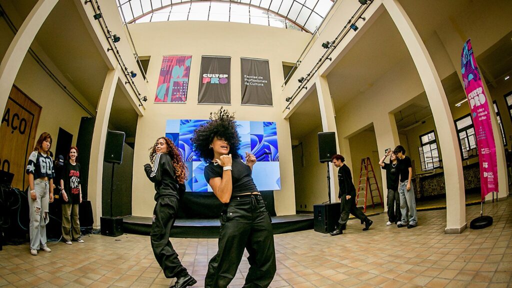 Jovens dançando K-Pop no palco no Complexo Oswald de Andrade.