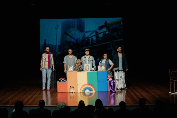 Foto de grupo de teatro se apresentando em teatro de Tupã na Mostra do PQT 2025.