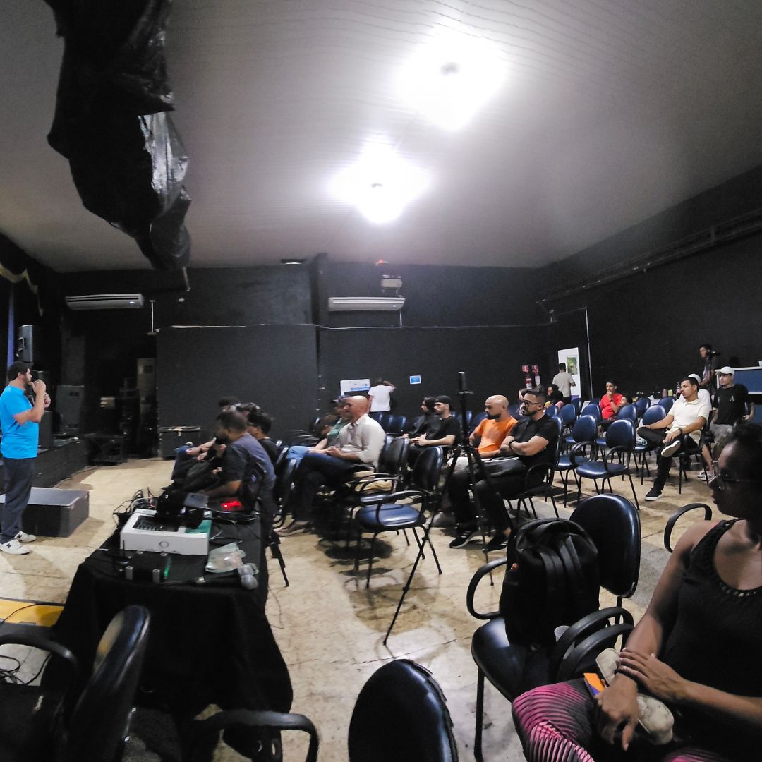 Grupo de pessoas assistindo palestra do GIRO PRO, em Franco da Rocha.