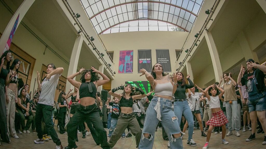 Foto de jovem dançando K-Pop no Oswald de Andrade.
