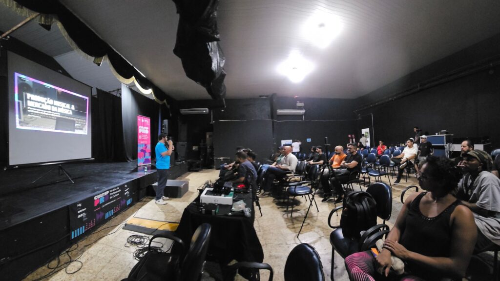Foto de homem palestrando em auditório em Franco da Rocha.