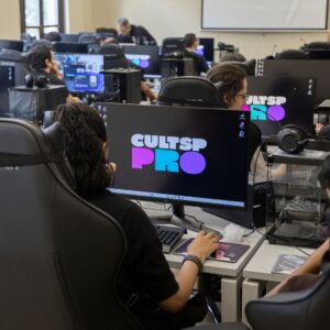 Foto de jovens sentados no laboratório de informática no Festival EAI jogos 2026.