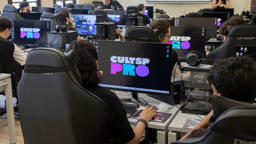 Foto de jovens sentados no laboratório de informática no Festival EAI jogos 2026,