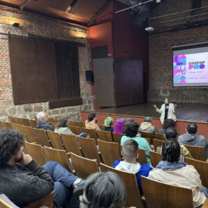Pessoas assistindo palestra em auditório, em Araras (SP).