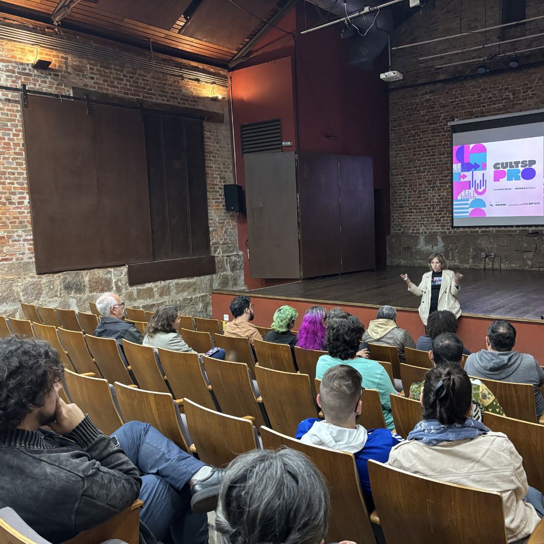 Pessoas assistindo palestra em auditório, em Araras (SP).