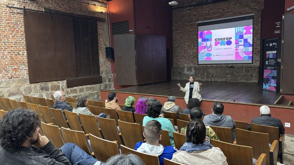 Foto de pessoas assistindo evento em auditório em Araras (SP).