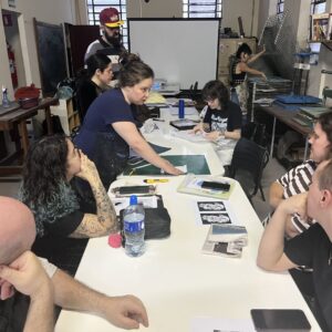 Foto de professora ensinando estampa e ilustração no ateliê de gravura do Oswald.