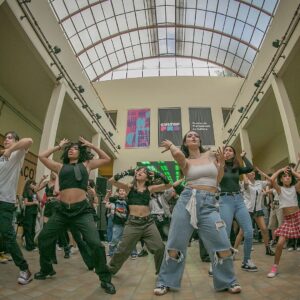 Foto de jovens dançando K-pop no Oswald de Andrade.