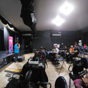 Foto de homem palestrando em auditório em Franco da Rocha.